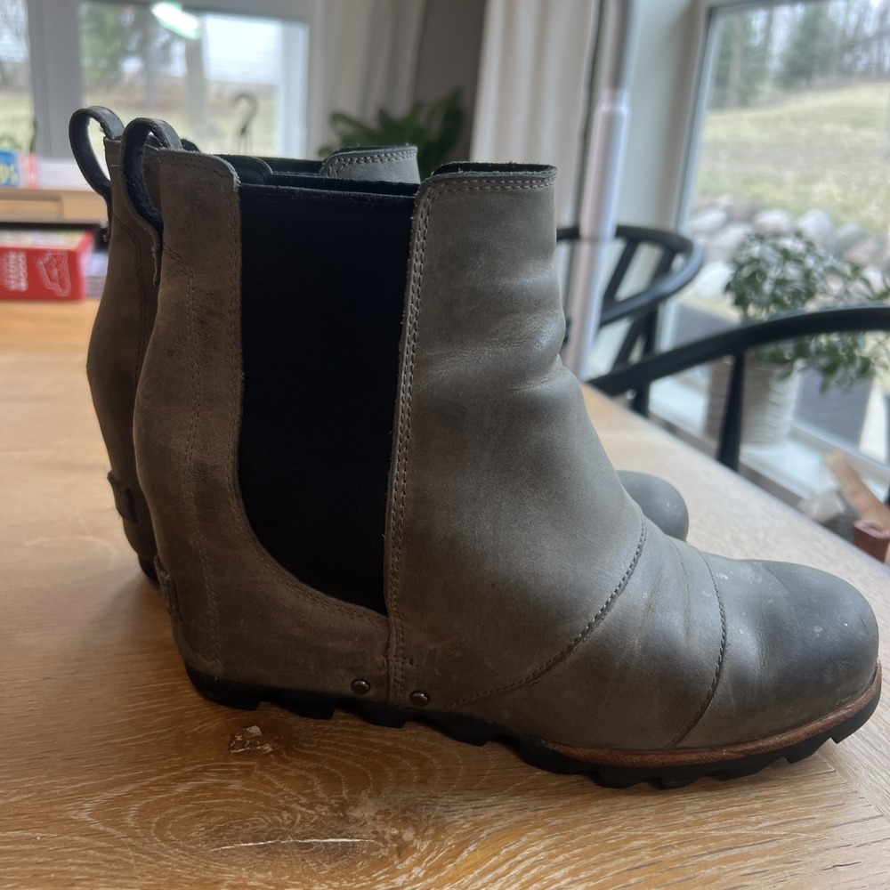 SOREL Joan of Arctic Wedge II Chelsea Boots Gray Leather Ankle Booties 7.5